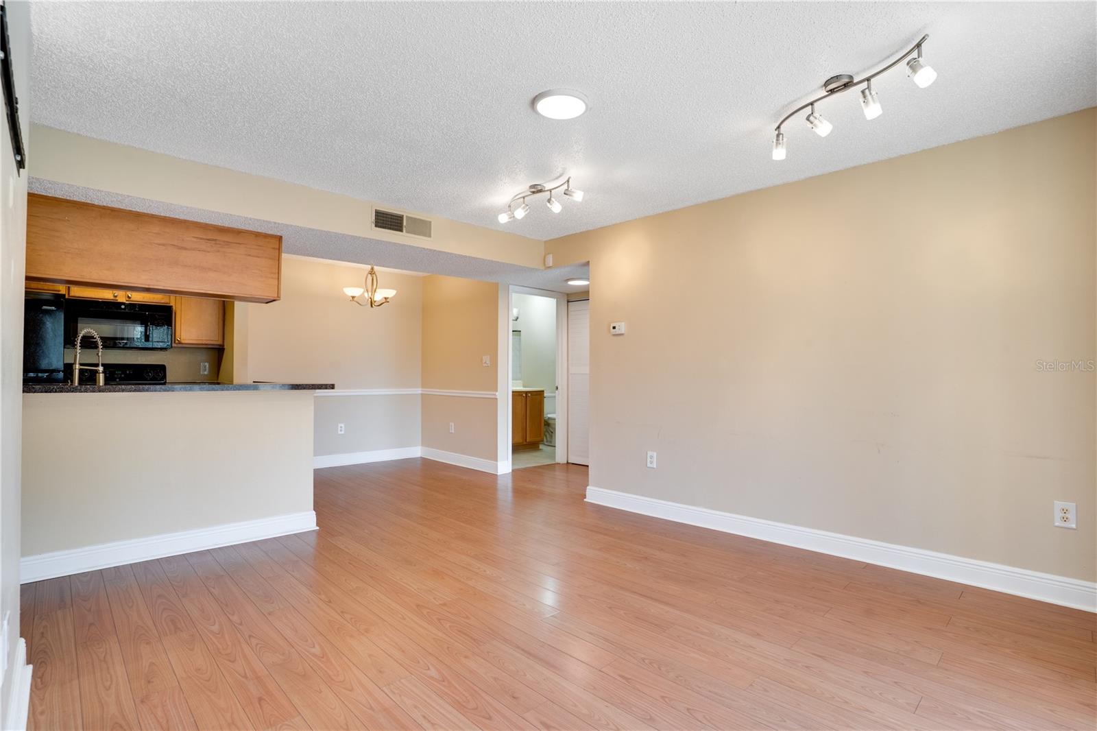 Image 3 of 33 For 806 Lake Haven Square 208