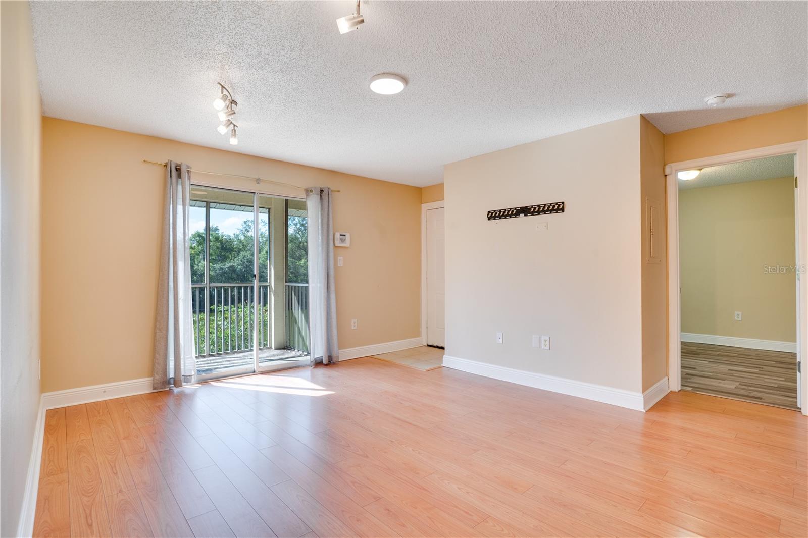 Image 5 of 33 For 806 Lake Haven Square 208