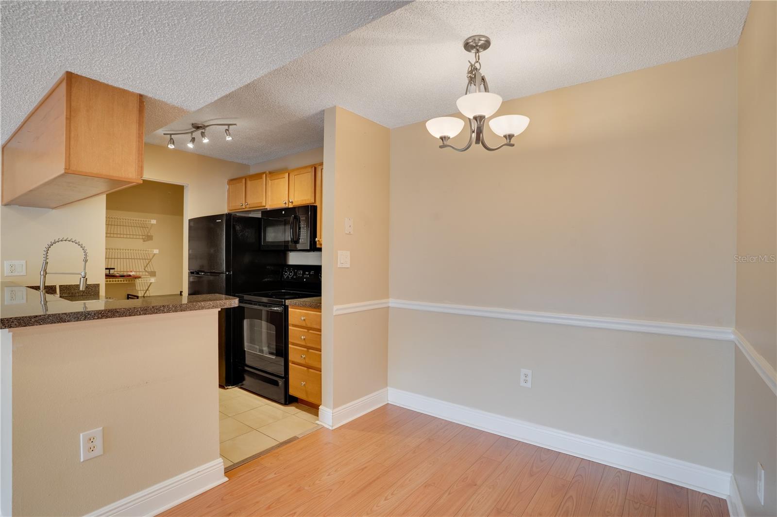 Image 7 of 33 For 806 Lake Haven Square 208