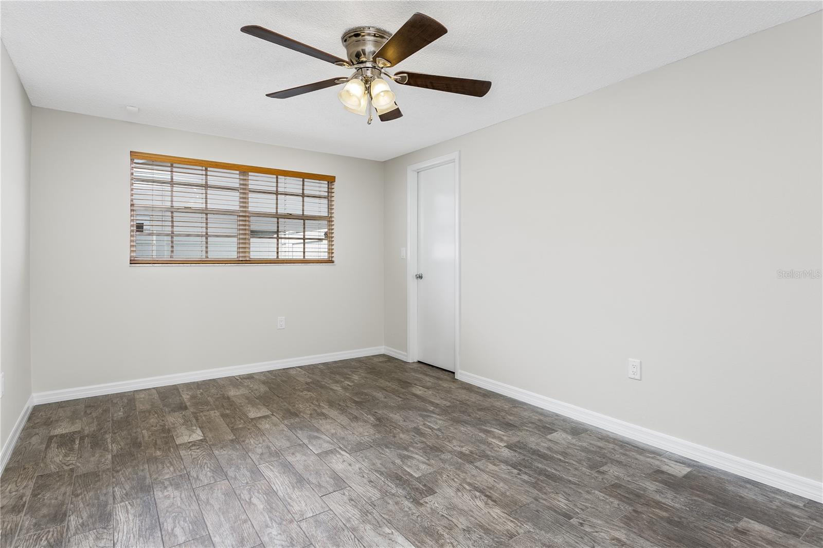 Image 16 of 27 For 1213 Royal Oak Drive S