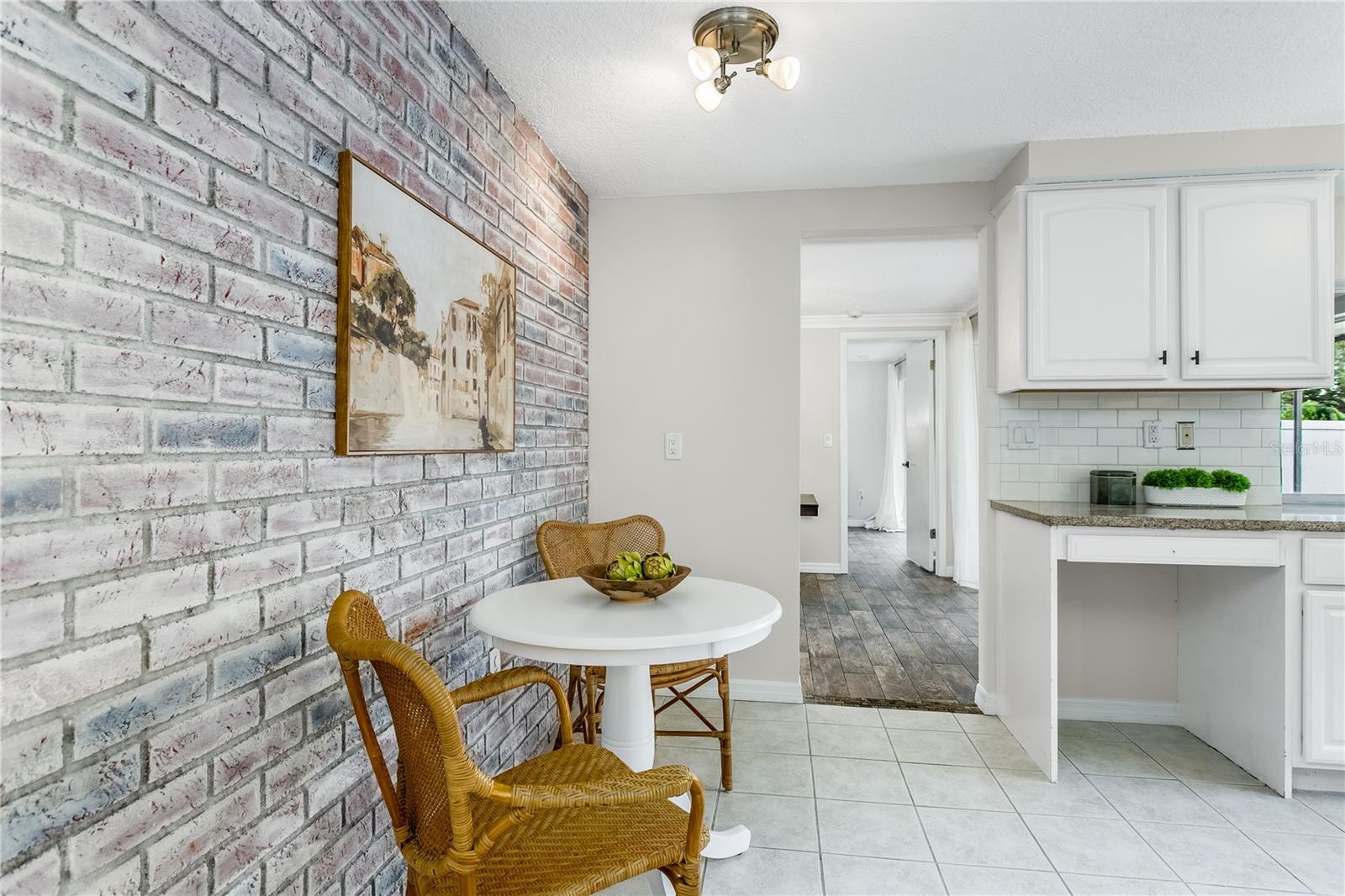 Image 5 of 27 For 1213 Royal Oak Drive S