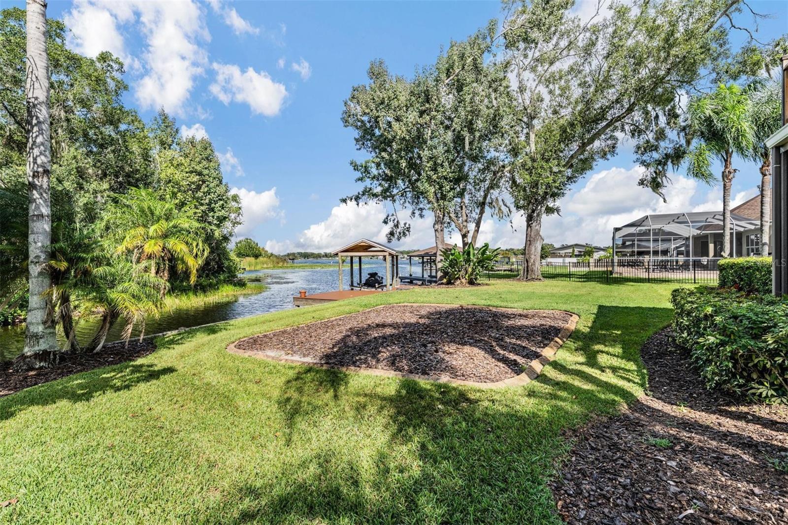 Listing photo id 12 for 22519 Southshore Drive