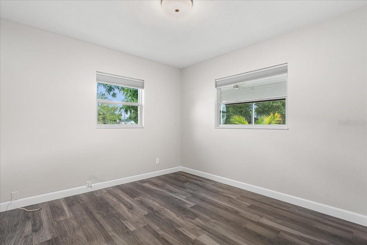 Image 11 of 22 For 819 Southwest Boulevard N