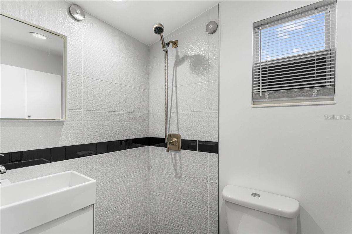 Image 18 of 22 For 819 Southwest Boulevard N