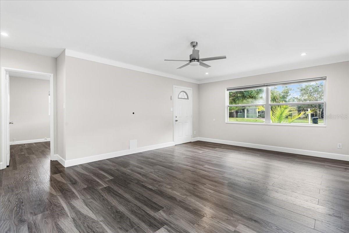 Image 7 of 22 For 819 Southwest Boulevard N