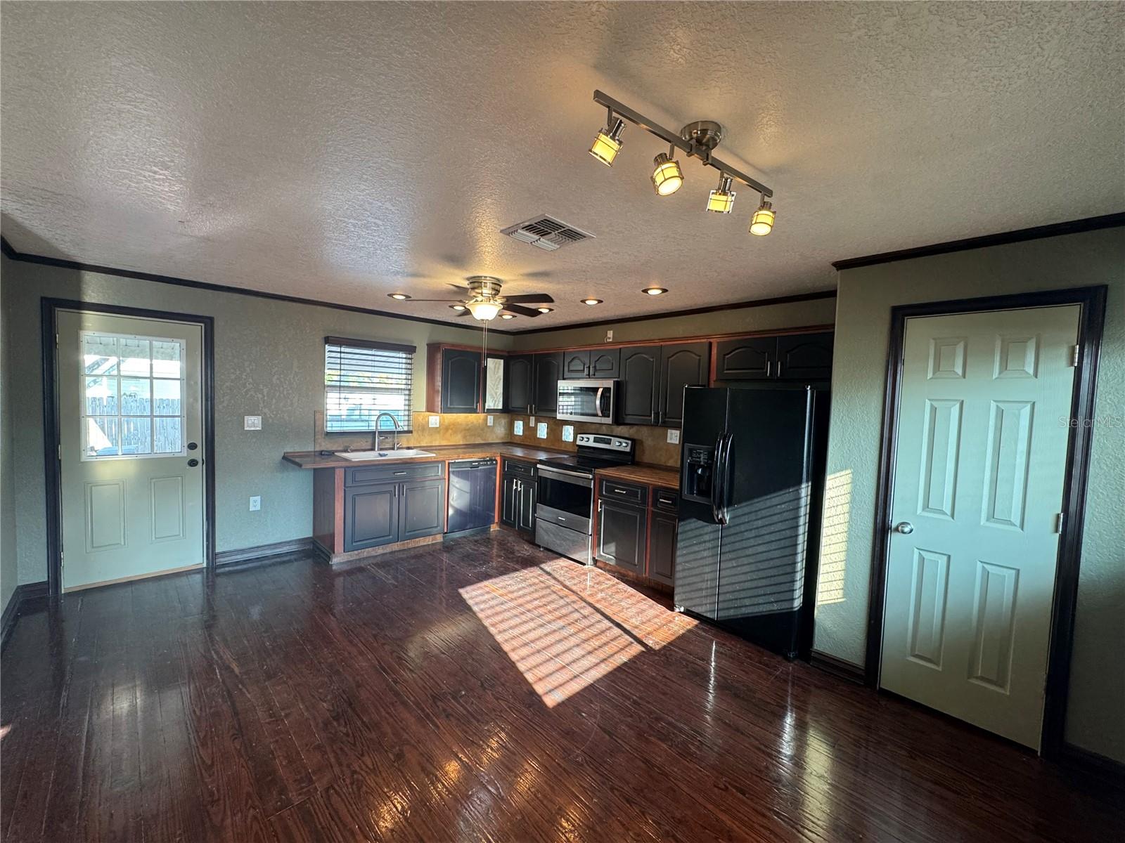 Image 15 of 33 For 7106 Jeanne Avenue