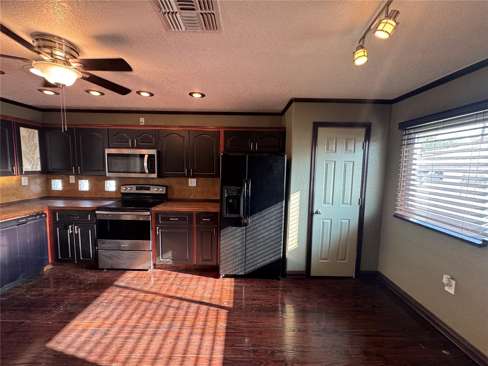 Image 16 of 33 For 7106 Jeanne Avenue