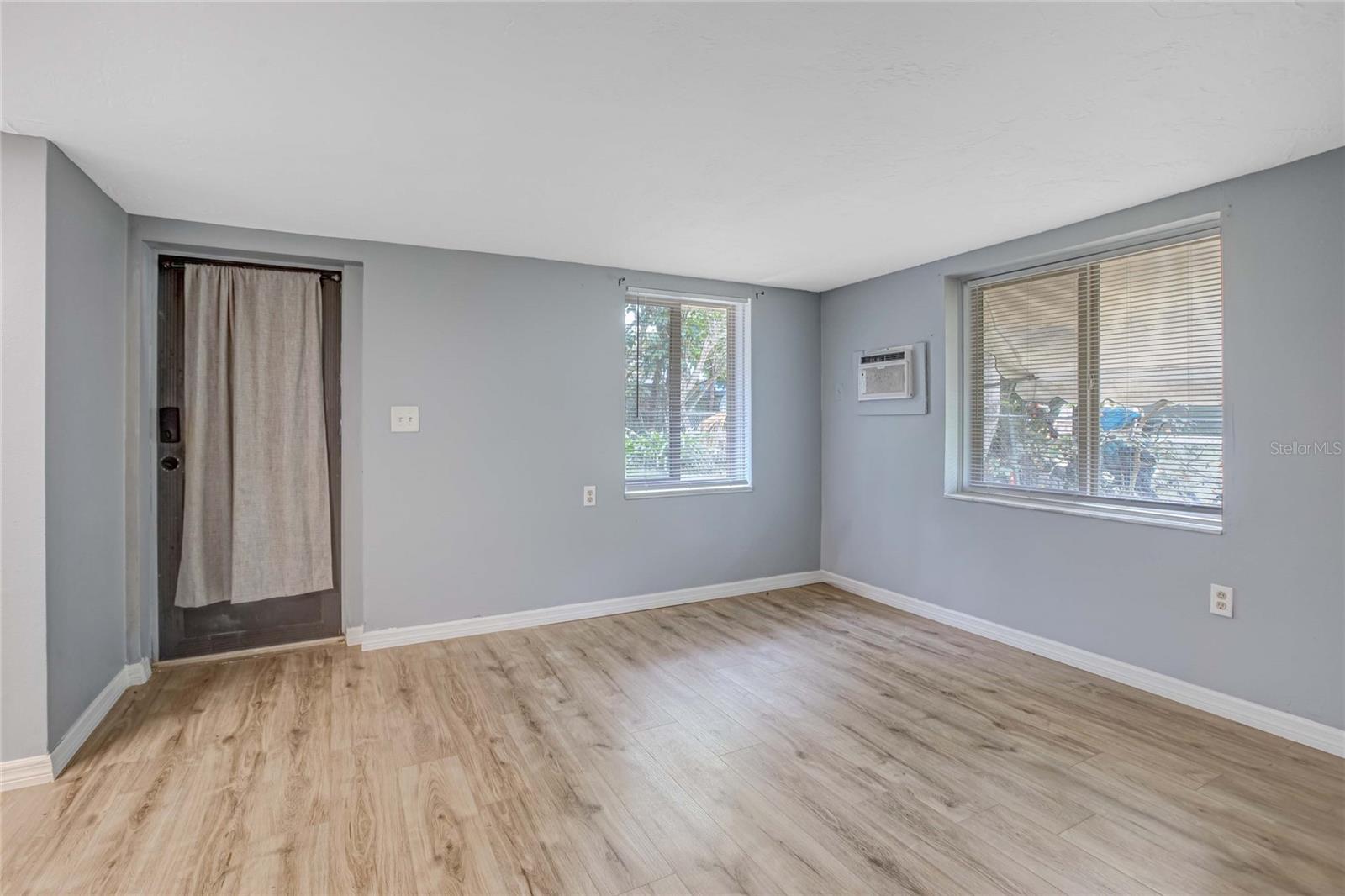 Image 18 of 26 For 1416 19th Avenue W