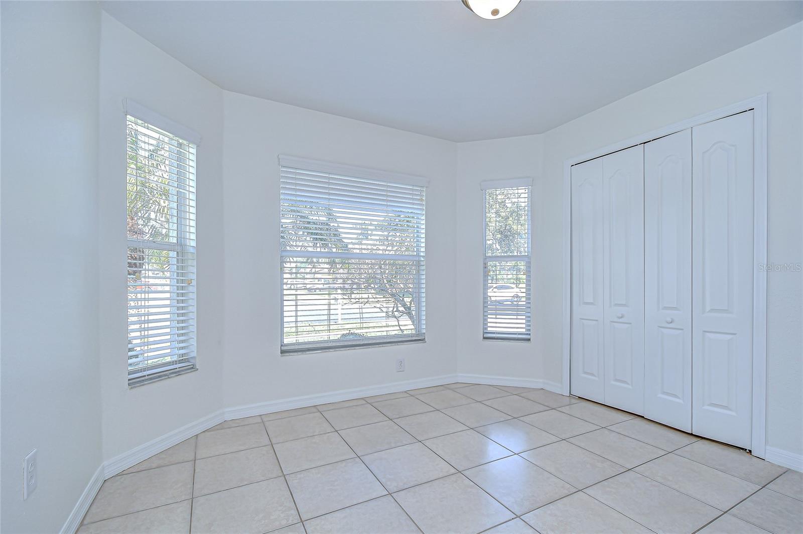 Image 5 of 30 For 25712 Bruford Boulevard