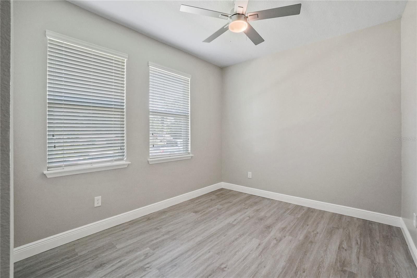 Listing photo id 8 for 2930 Chestnut Street