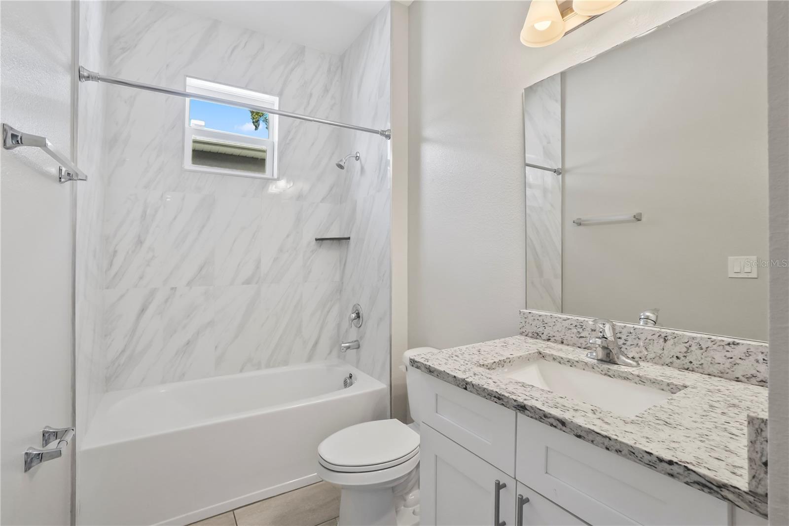 Listing photo id 9 for 2930 Chestnut Street