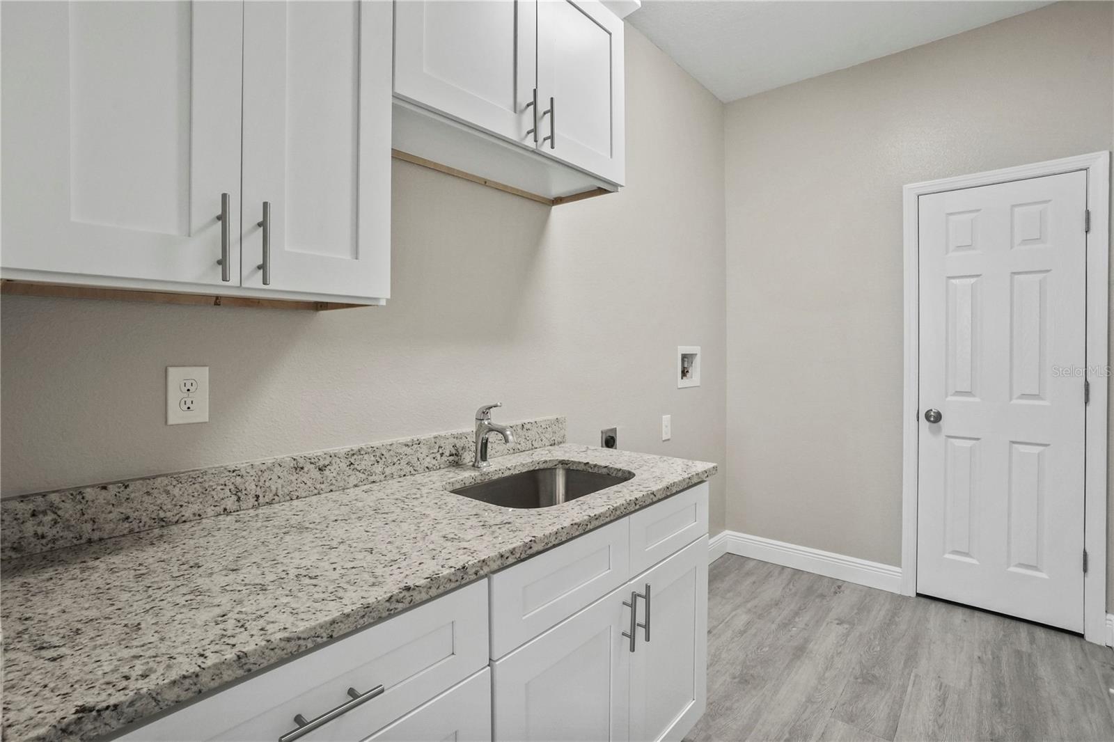 Listing photo id 10 for 2930 Chestnut Street