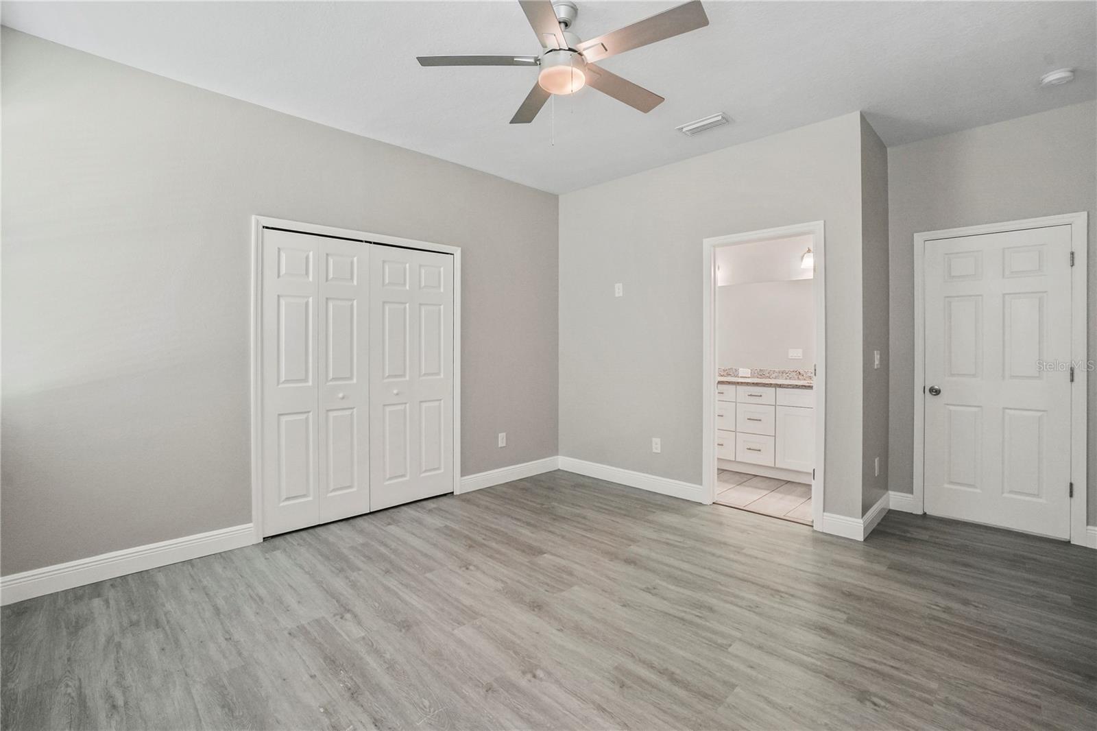 Listing photo id 12 for 2930 Chestnut Street