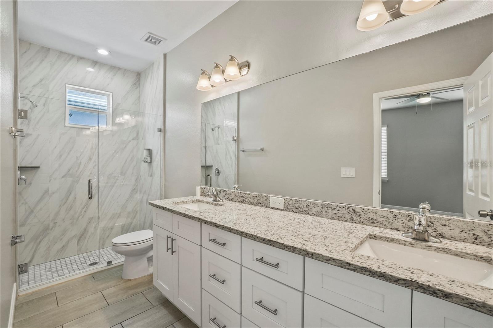 Listing photo id 13 for 2930 Chestnut Street