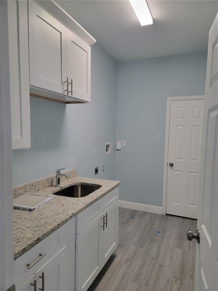 Listing photo id 14 for 2930 Chestnut Street