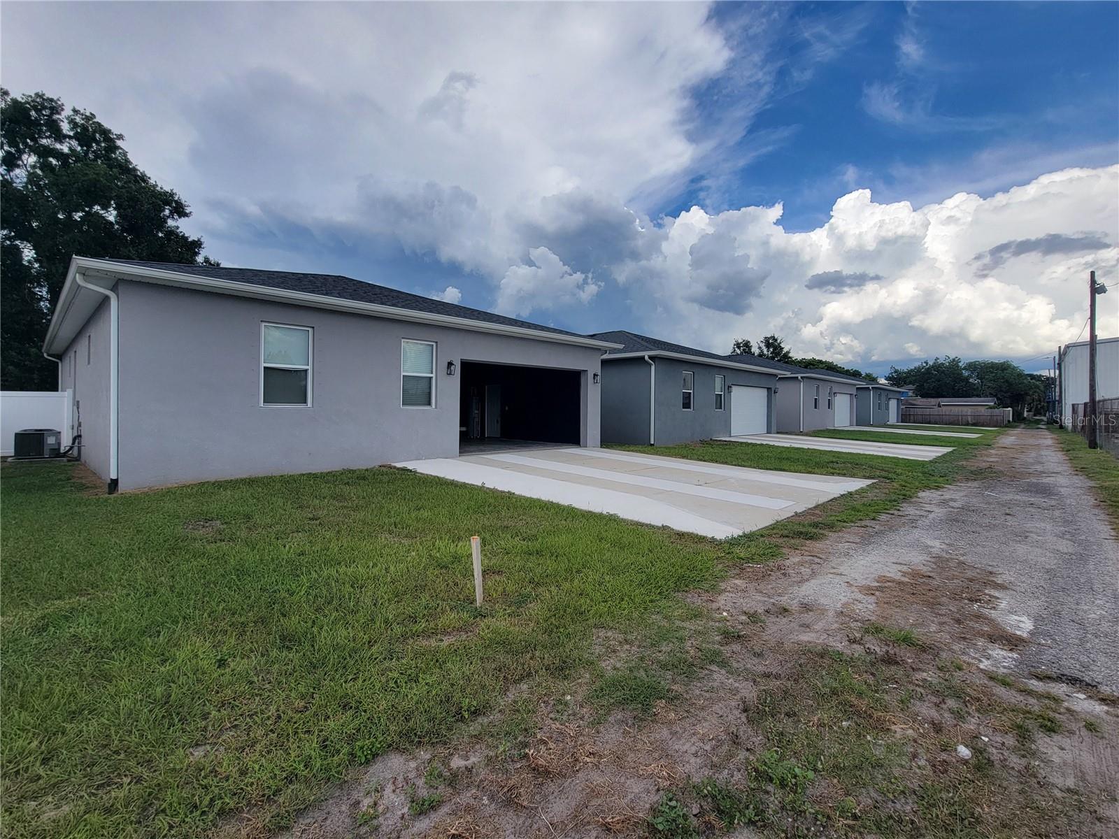 Listing photo id 19 for 2930 Chestnut Street