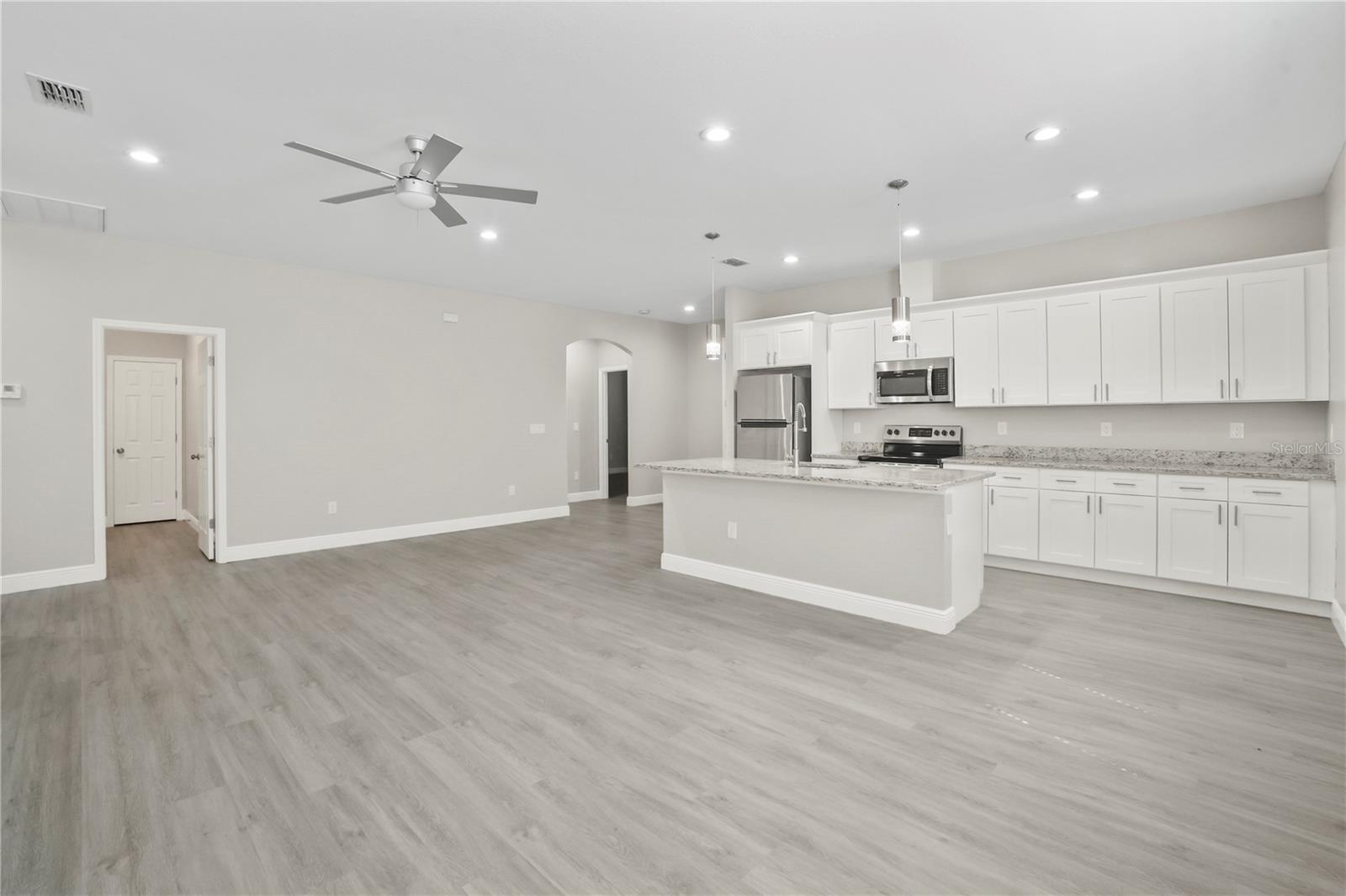 Listing photo id 2 for 2930 Chestnut Street