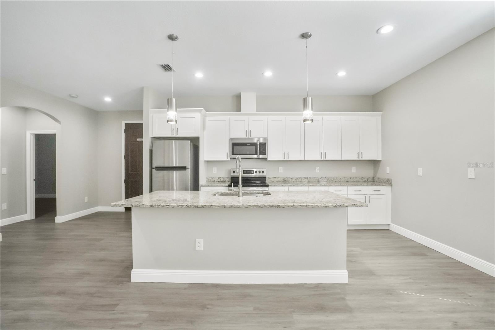 Listing photo id 3 for 2930 Chestnut Street
