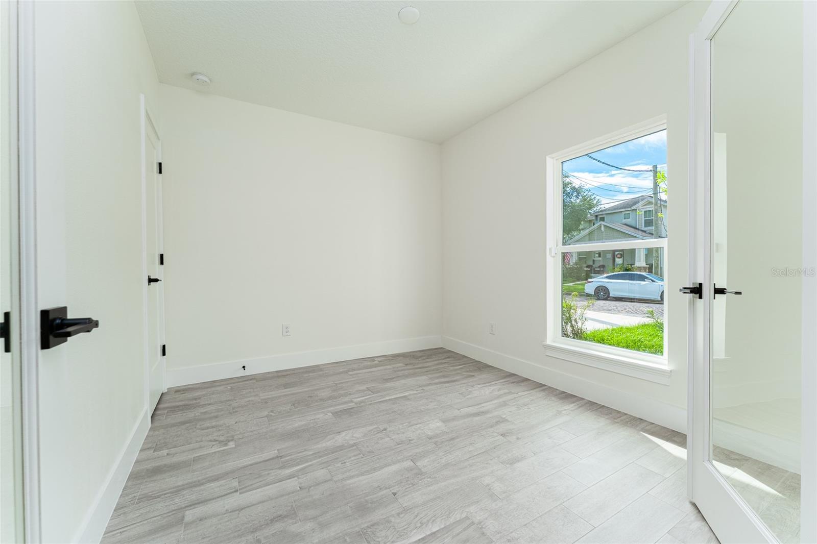 Image 19 of 48 For 2921 La Salle Street
