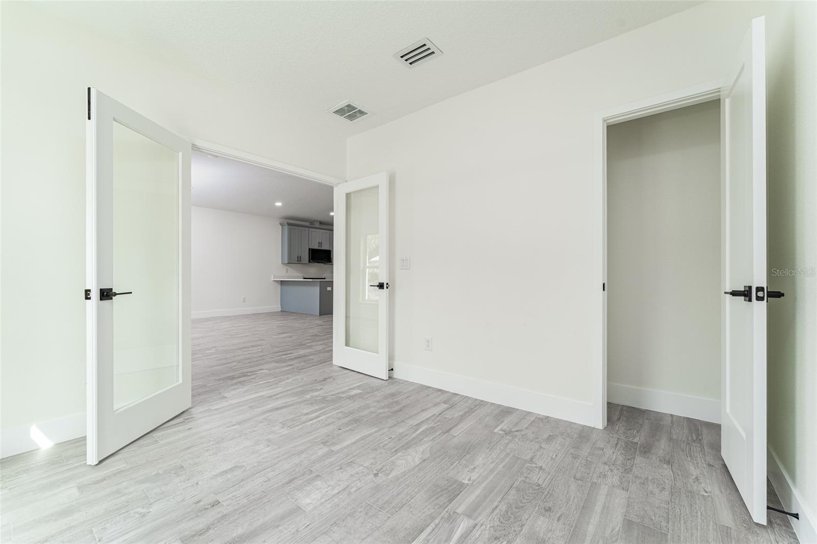 Image 20 of 48 For 2921 La Salle Street