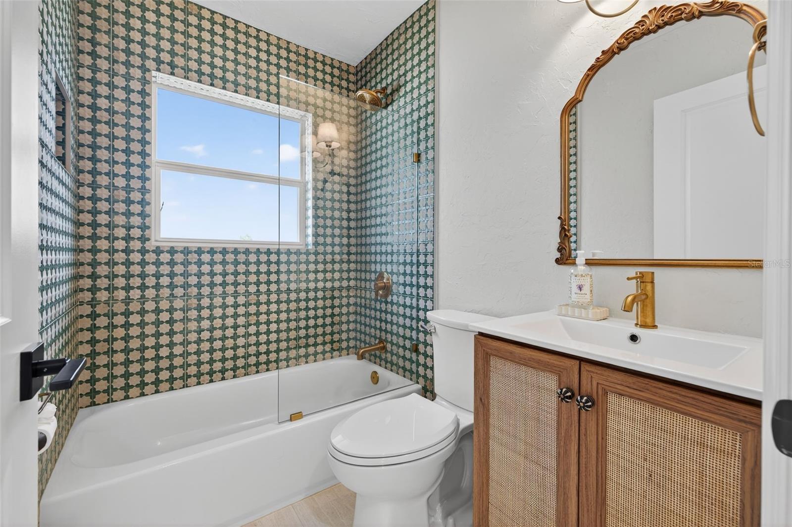 Image 22 of 33 For 637 41st Avenue Ne