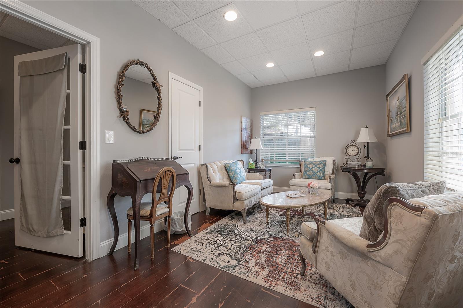 Listing photo id 10 for 160 Bloomingdale Avenue