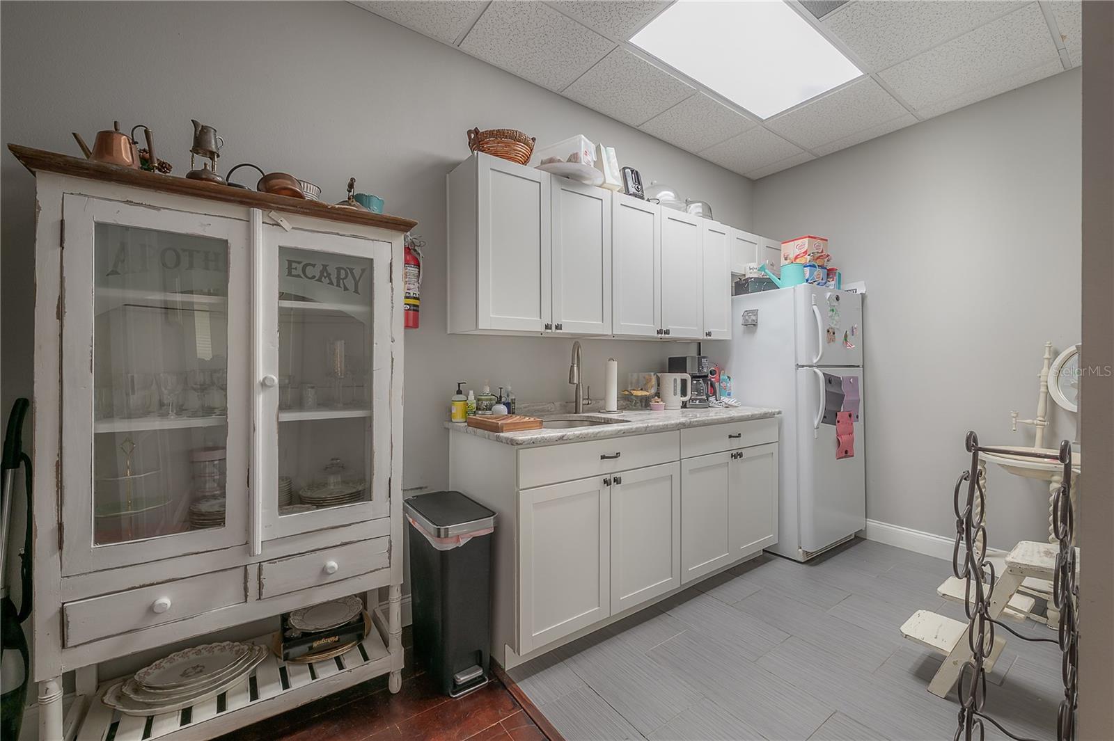 Listing photo id 11 for 160 Bloomingdale Avenue