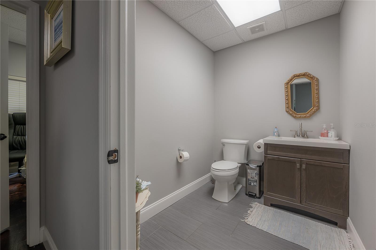 Listing photo id 13 for 160 Bloomingdale Avenue