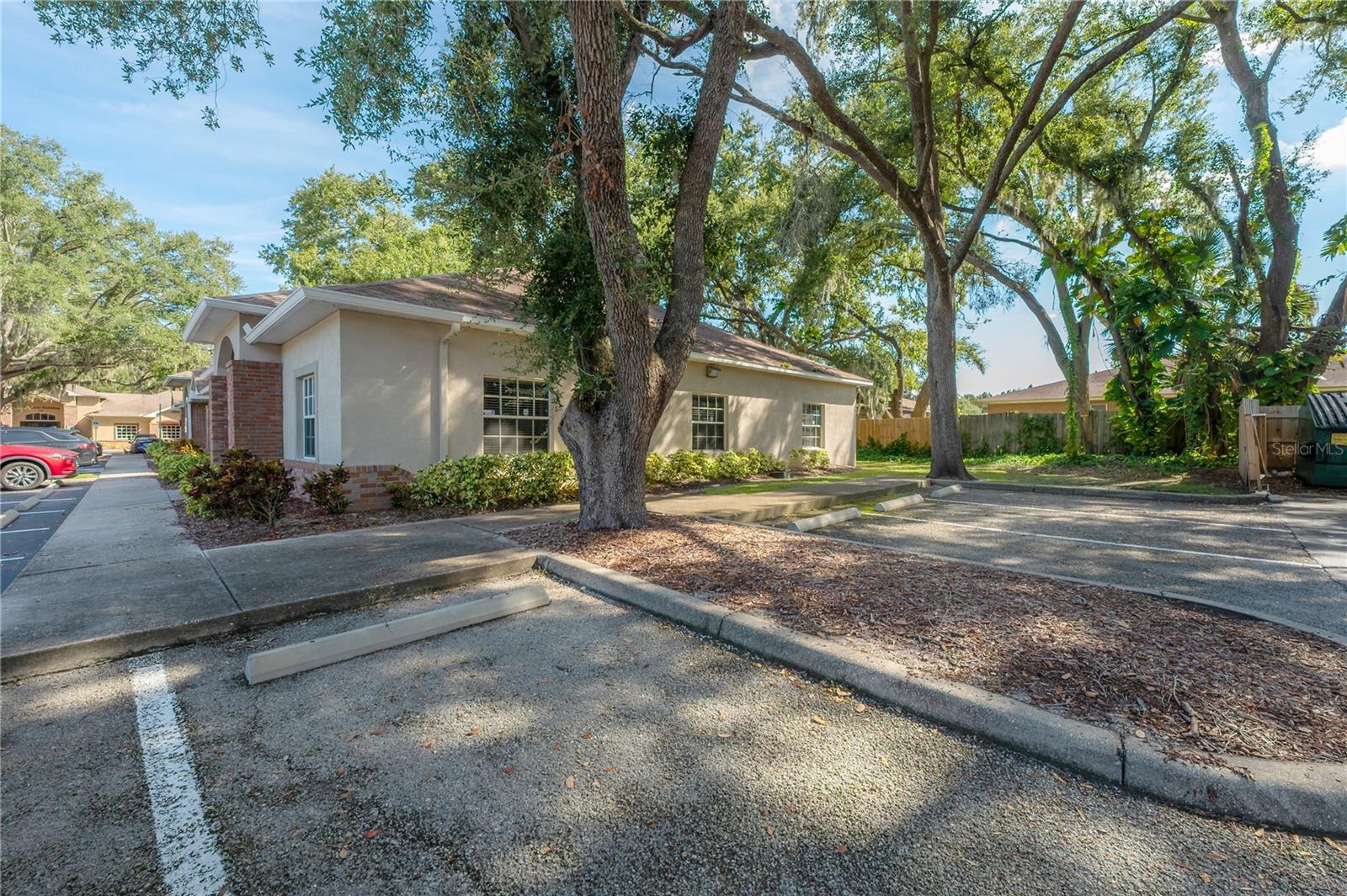 Listing photo id 16 for 160 Bloomingdale Avenue