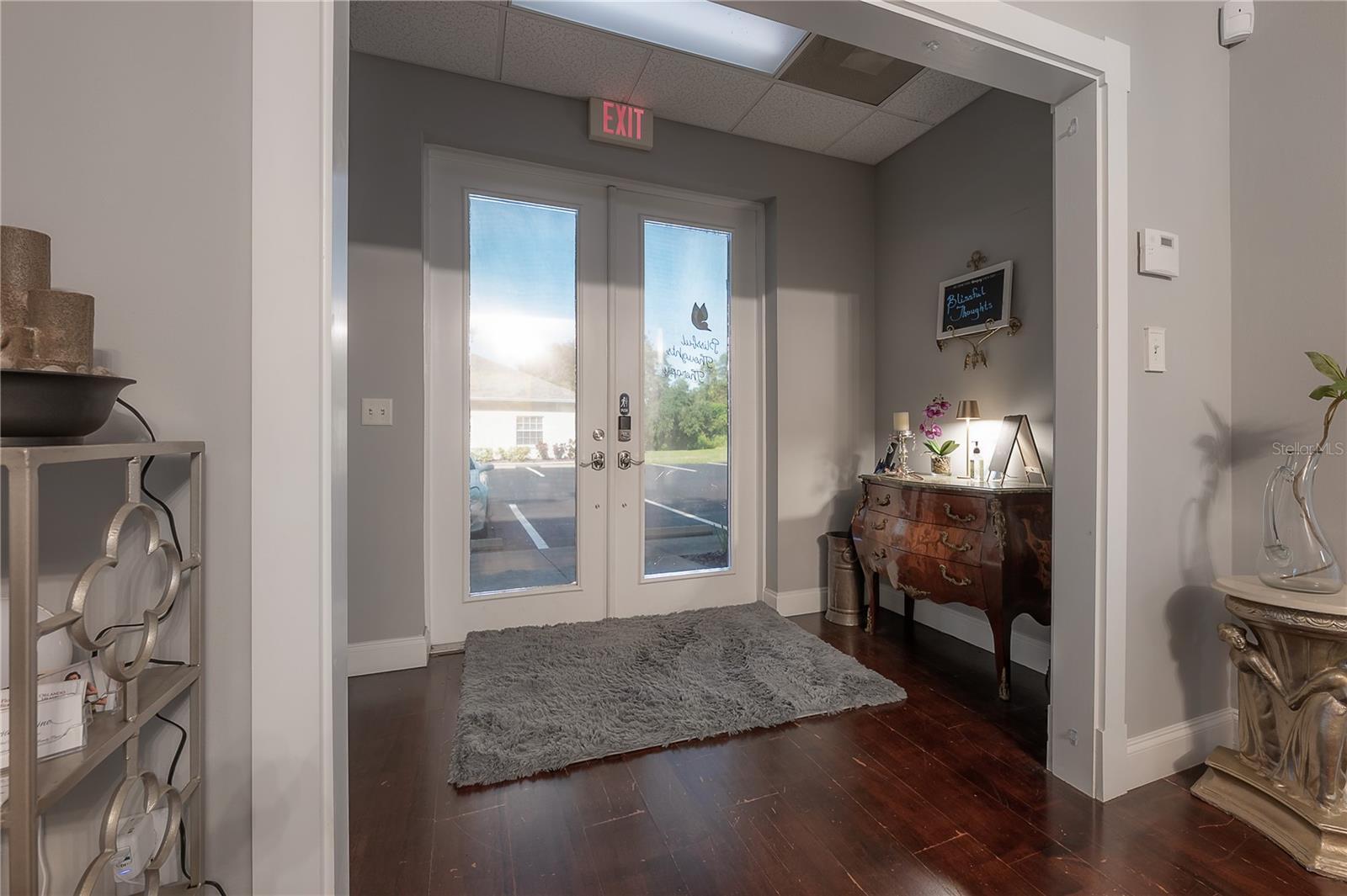 Listing photo id 3 for 160 Bloomingdale Avenue