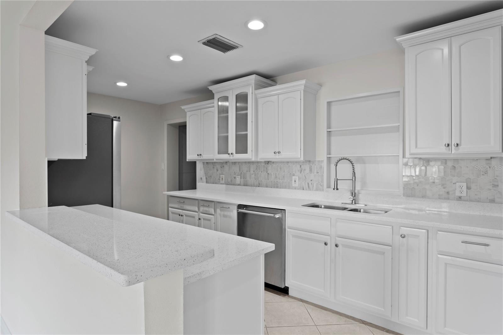Listing photo id 8 for 3943 Fontainebleau Drive