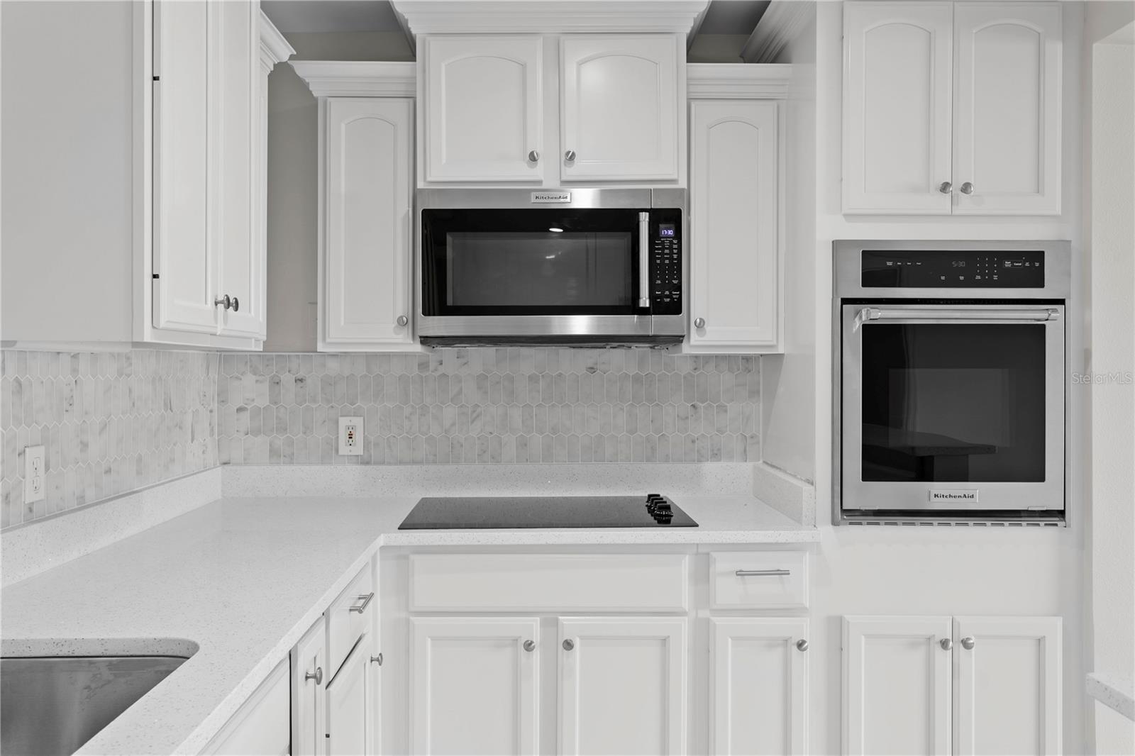 Listing photo id 9 for 3943 Fontainebleau Drive