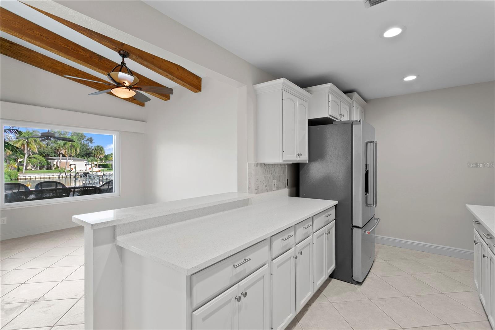 Listing photo id 10 for 3943 Fontainebleau Drive