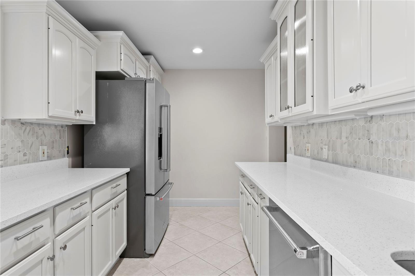 Listing photo id 11 for 3943 Fontainebleau Drive