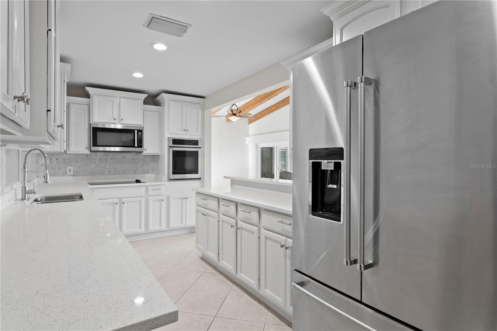 Listing photo id 12 for 3943 Fontainebleau Drive