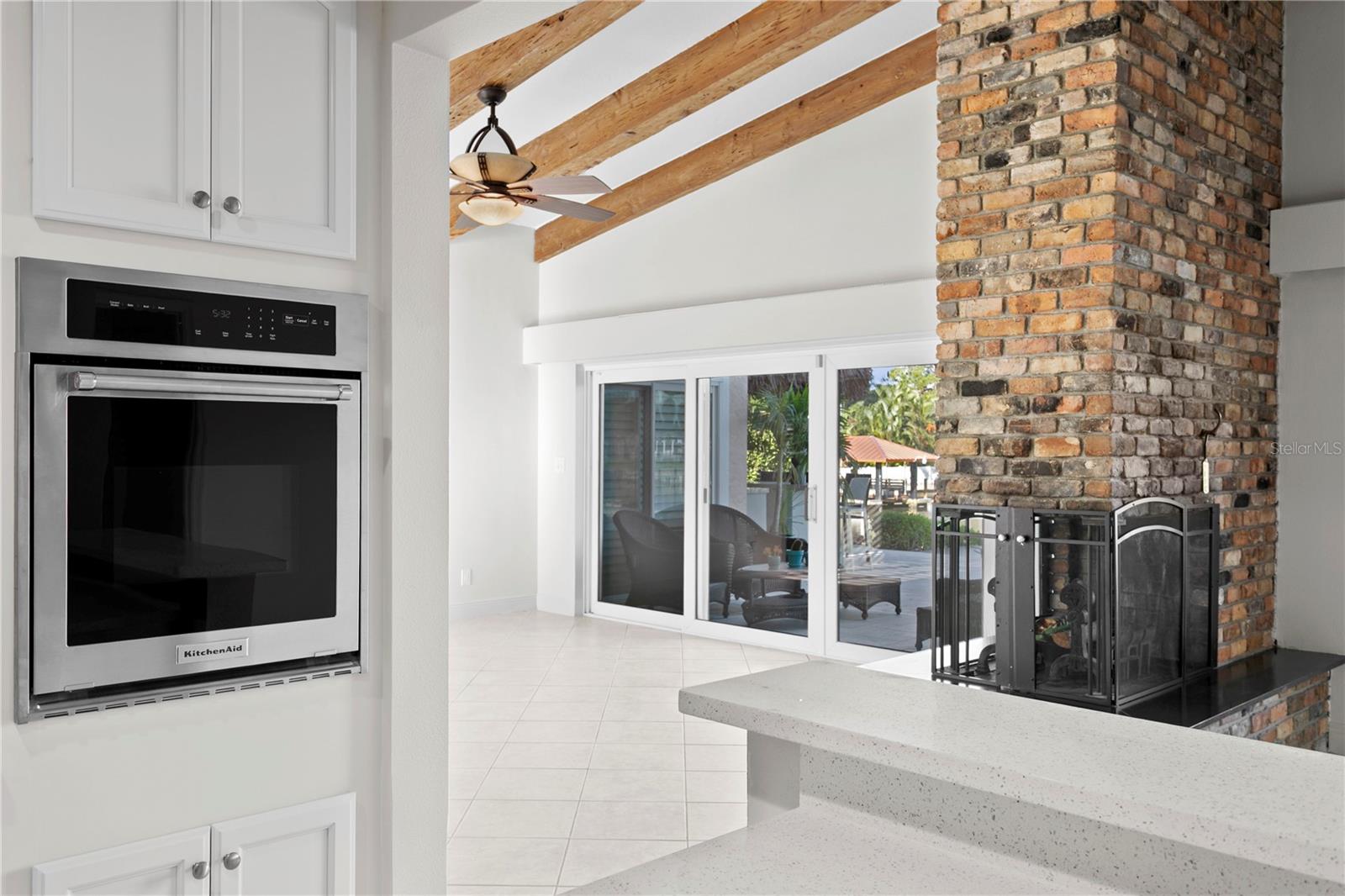 Listing photo id 13 for 3943 Fontainebleau Drive