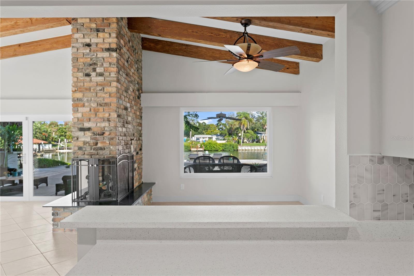 Listing photo id 14 for 3943 Fontainebleau Drive