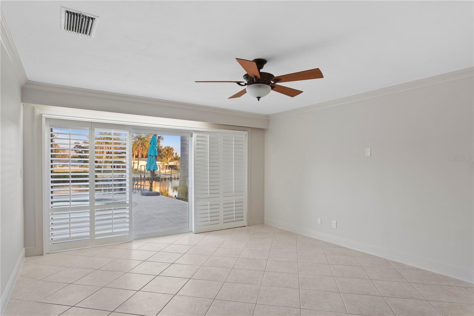 Listing photo id 15 for 3943 Fontainebleau Drive