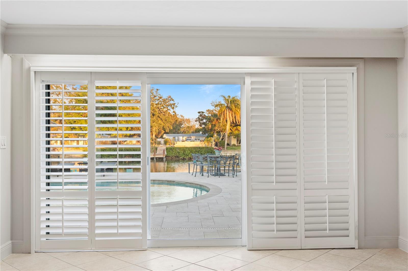 Listing photo id 16 for 3943 Fontainebleau Drive