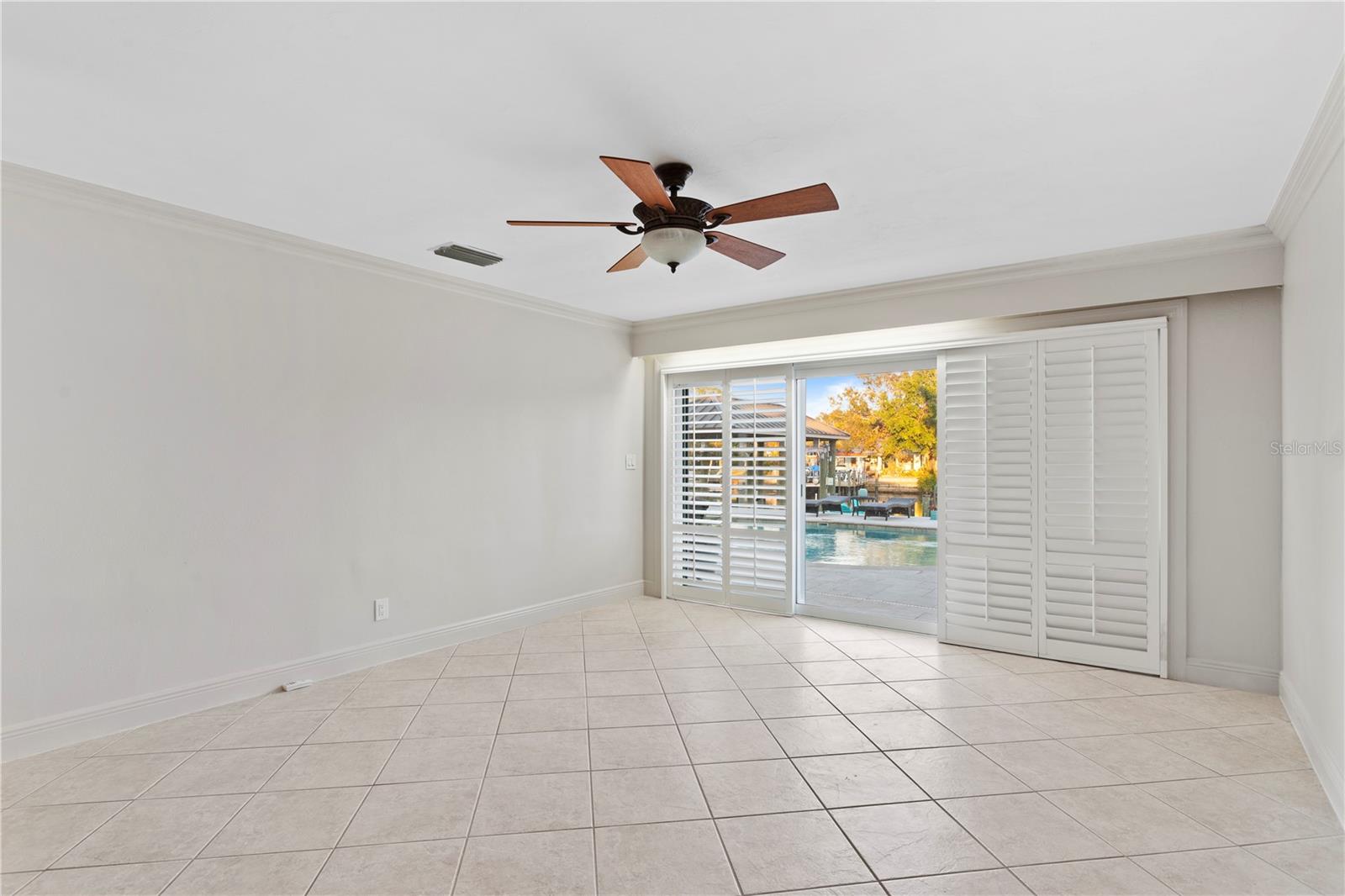 Listing photo id 17 for 3943 Fontainebleau Drive