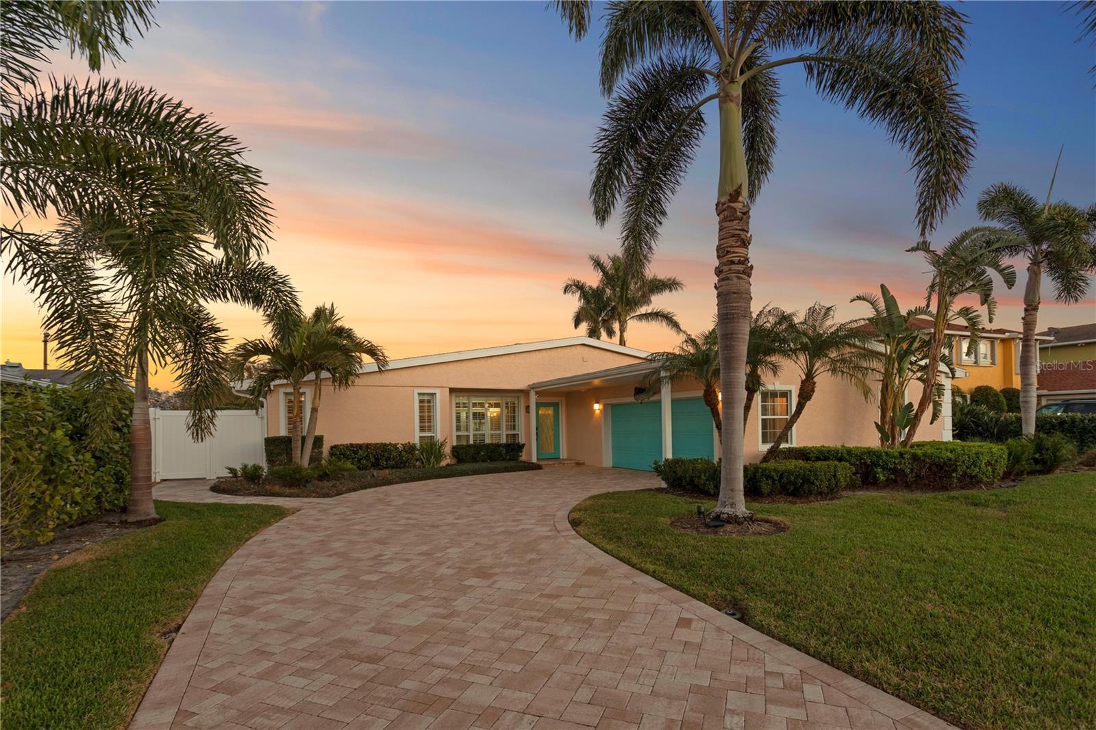 Listing photo id 0 for 3943 Fontainebleau Drive