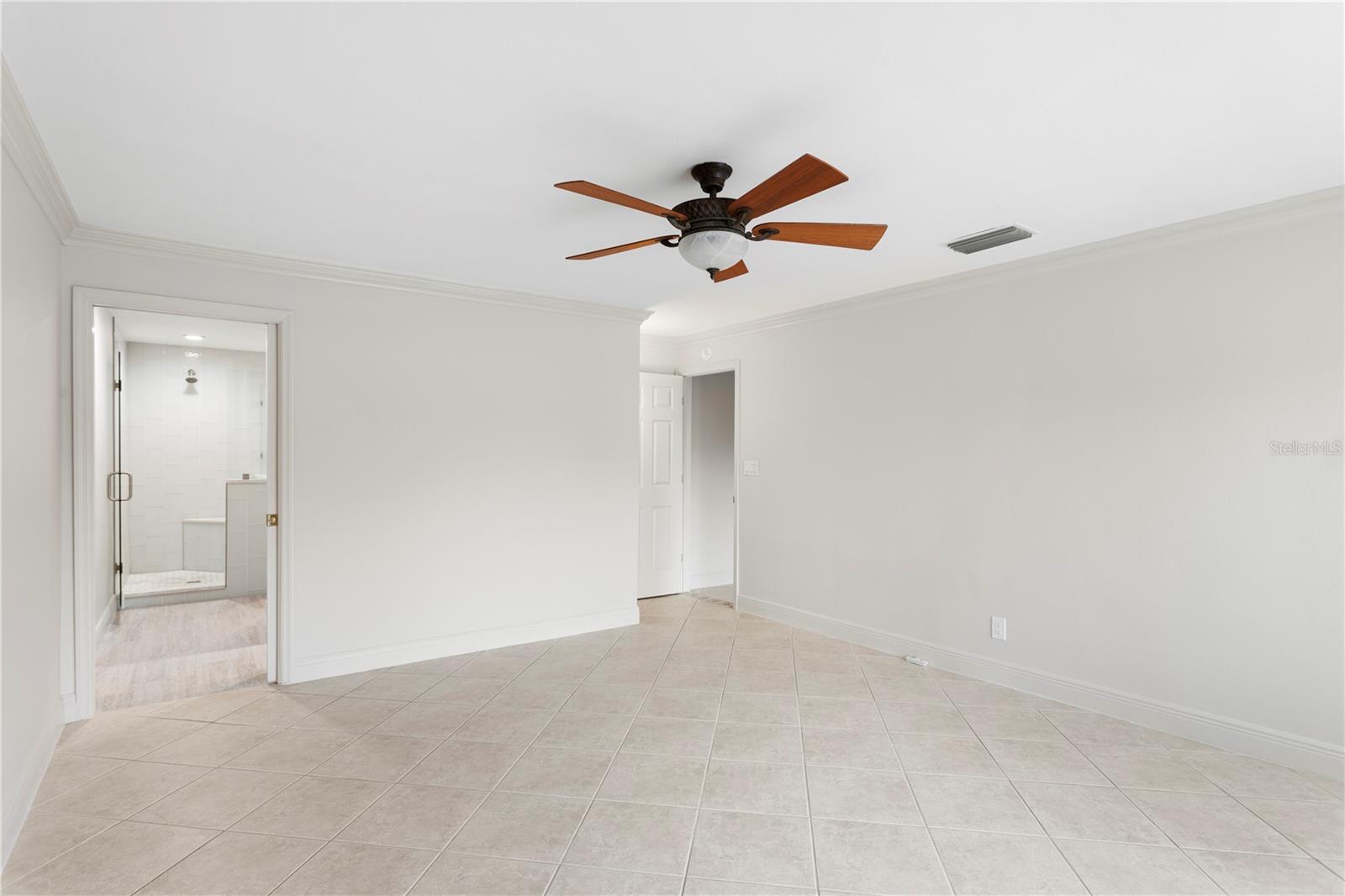 Listing photo id 18 for 3943 Fontainebleau Drive