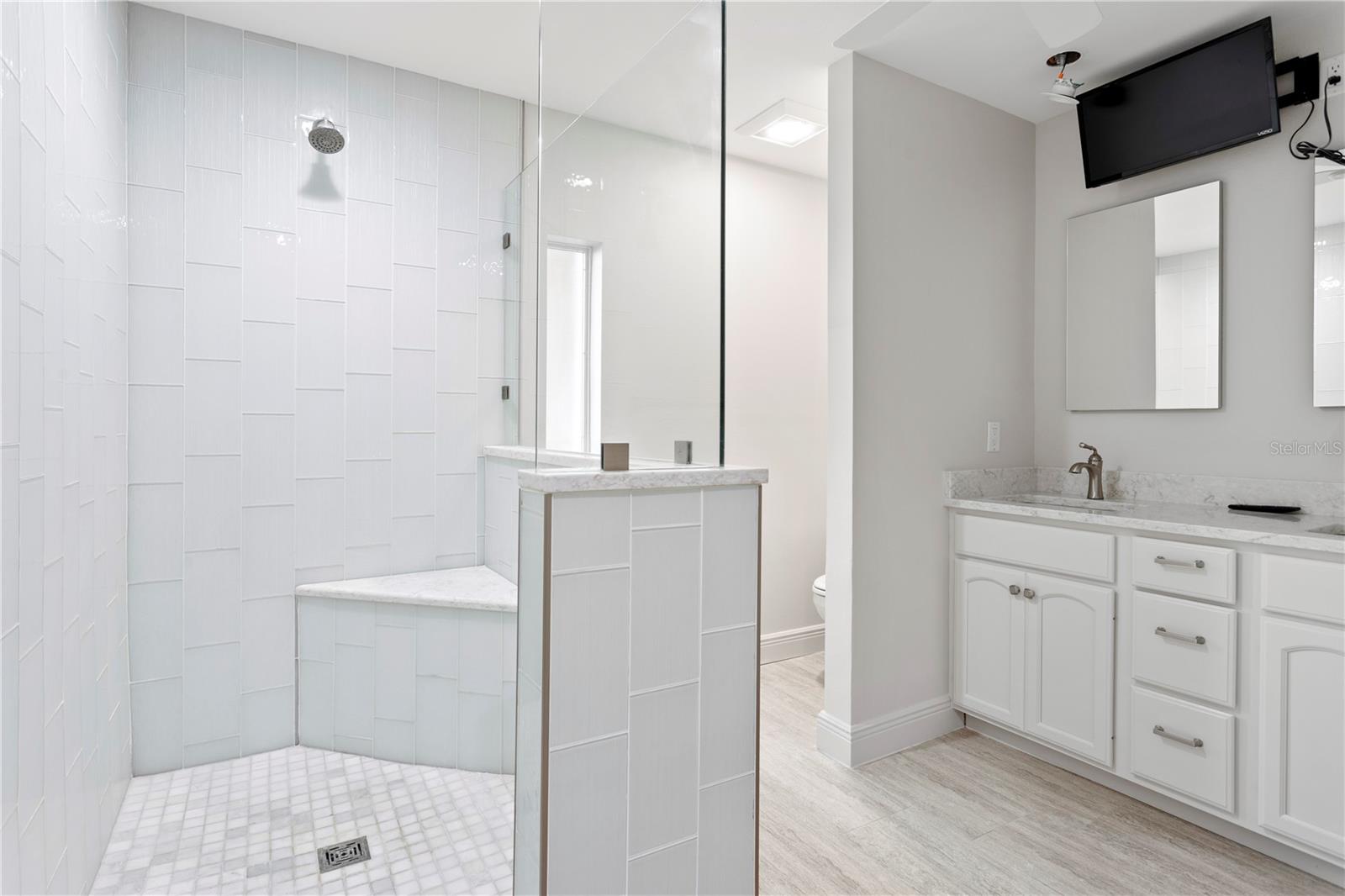 Listing photo id 21 for 3943 Fontainebleau Drive