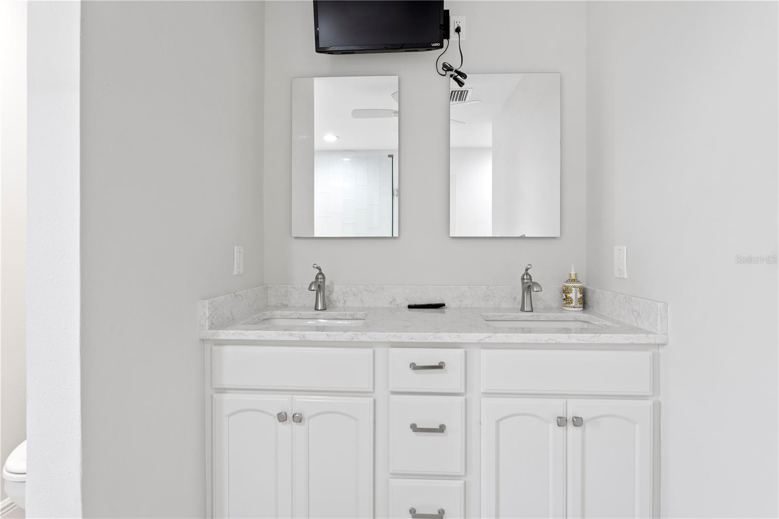 Listing photo id 22 for 3943 Fontainebleau Drive