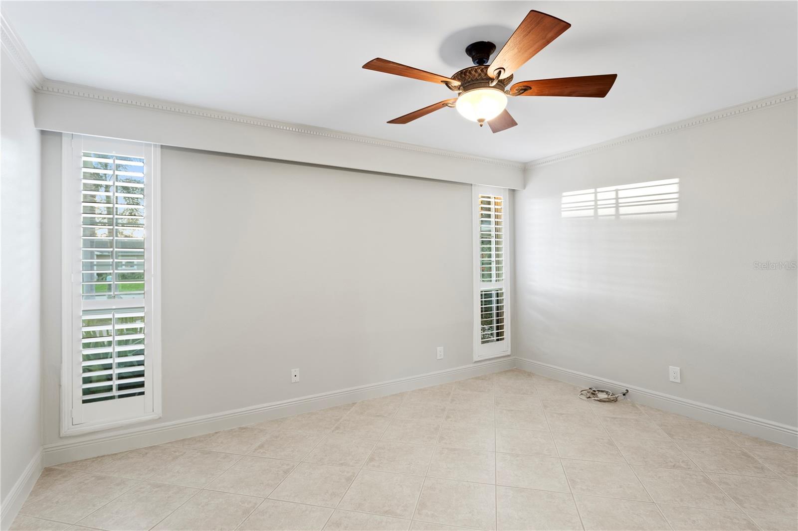 Listing photo id 23 for 3943 Fontainebleau Drive
