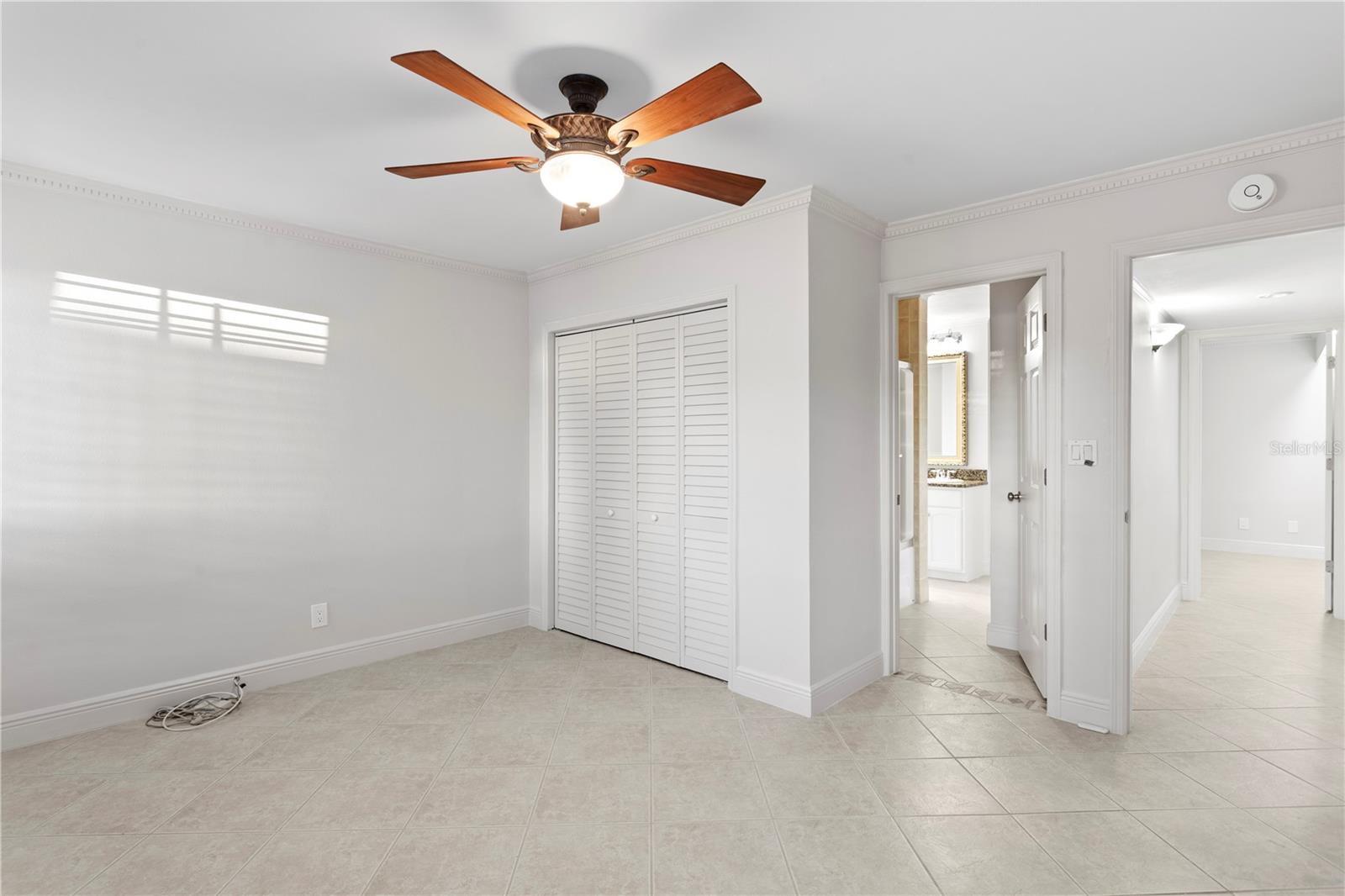 Listing photo id 24 for 3943 Fontainebleau Drive