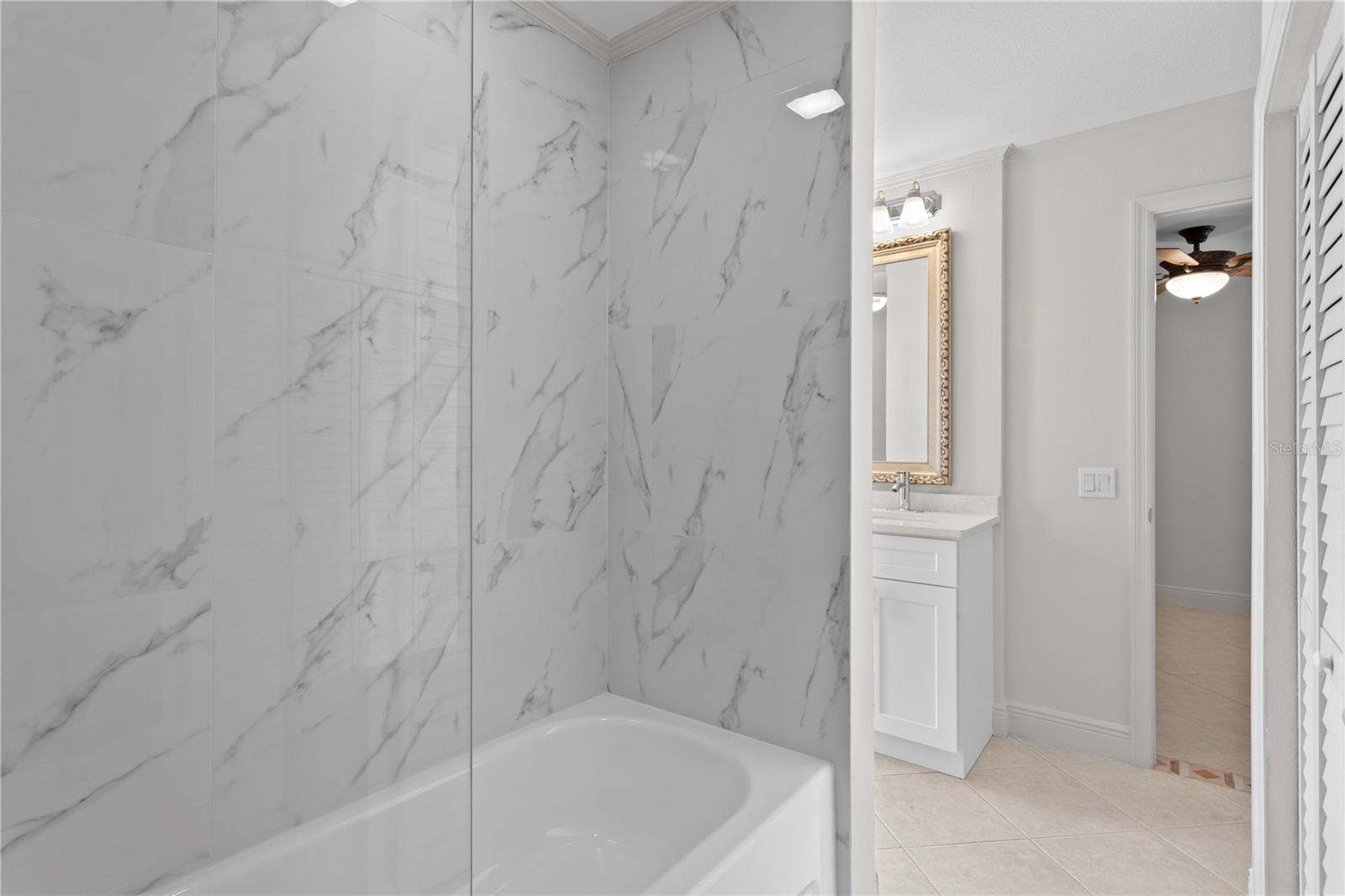 Listing photo id 25 for 3943 Fontainebleau Drive