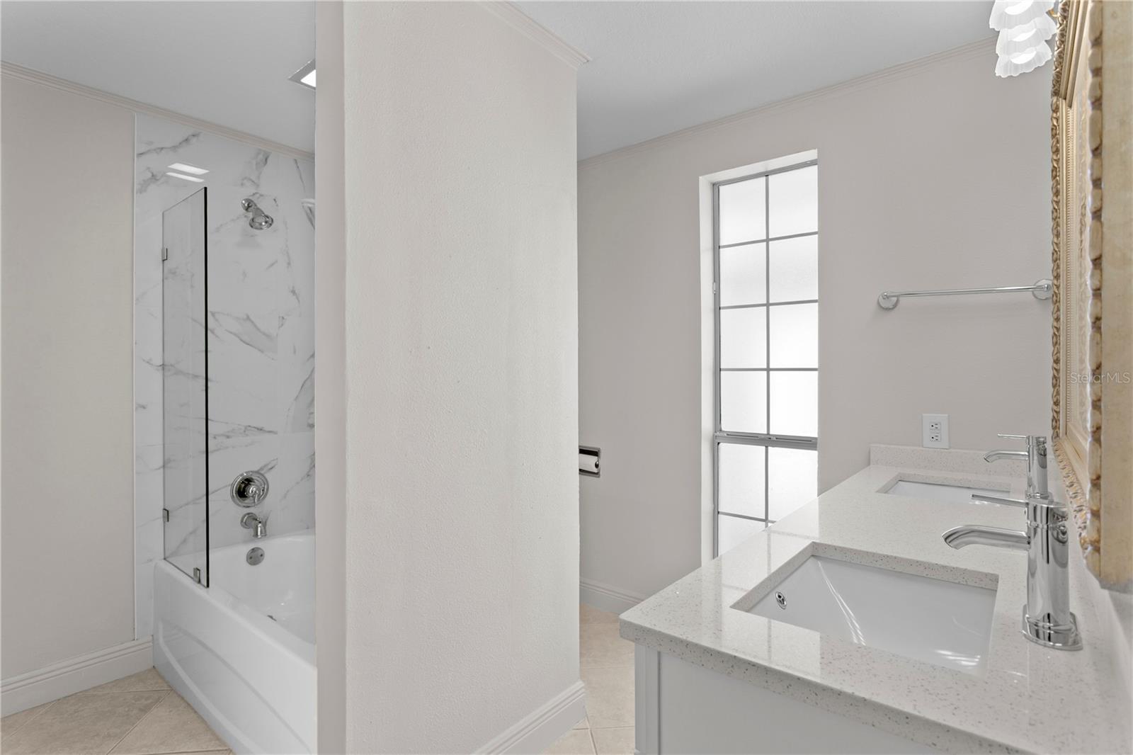 Listing photo id 26 for 3943 Fontainebleau Drive