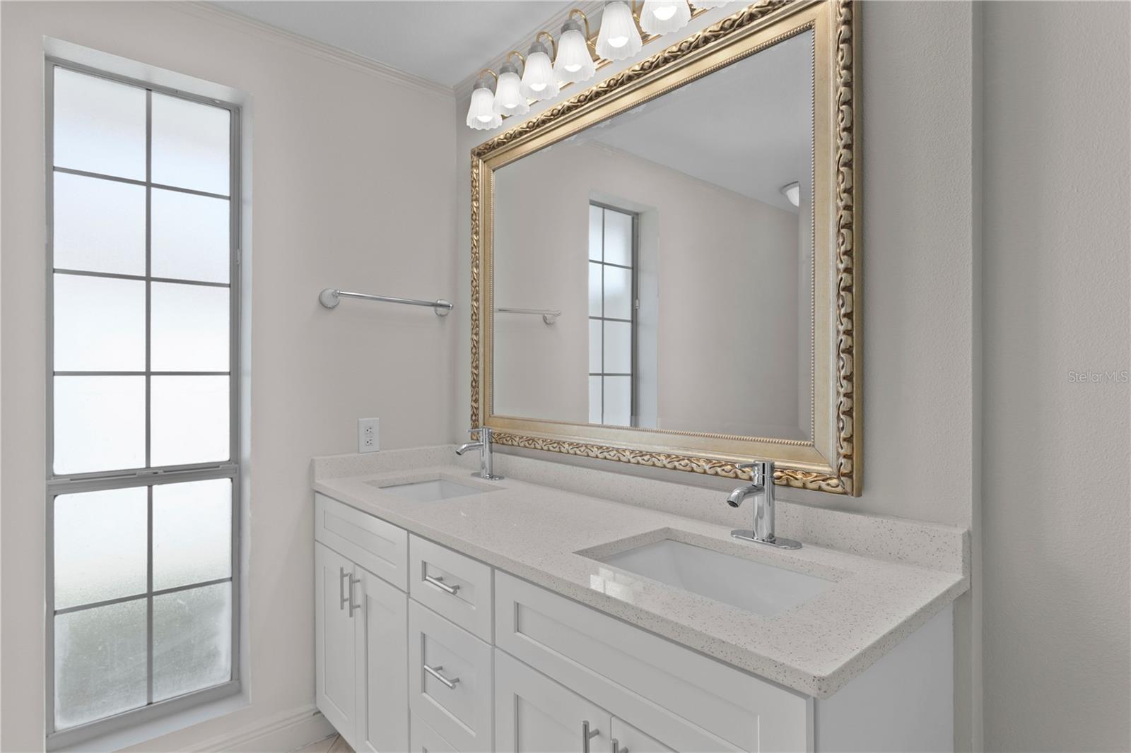 Listing photo id 27 for 3943 Fontainebleau Drive