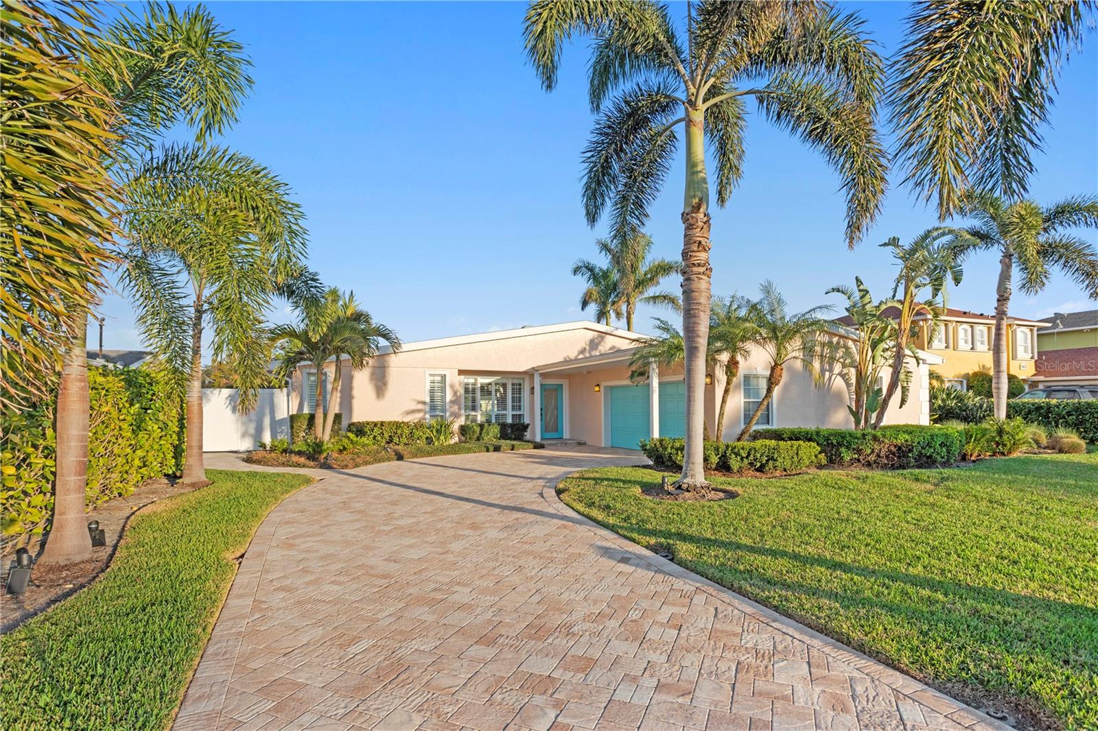 Listing photo id 1 for 3943 Fontainebleau Drive